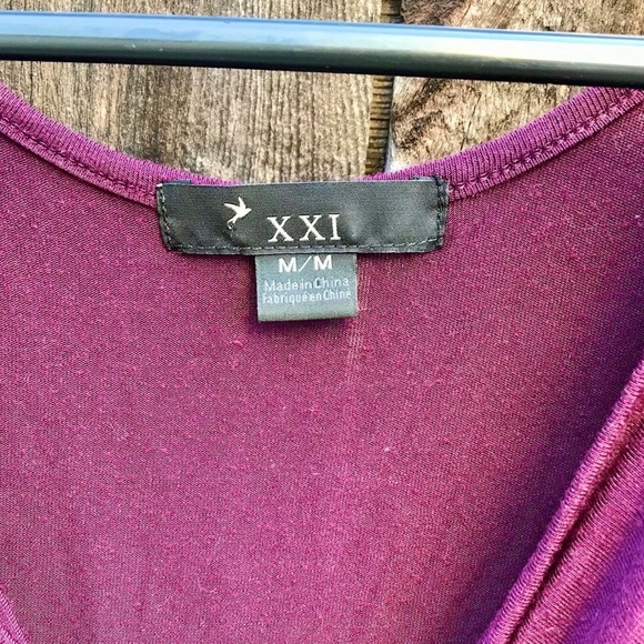 Sleeveless Burgundy Blouse w/Metal Detailing, Women’s Size M - Picture 4 of 7